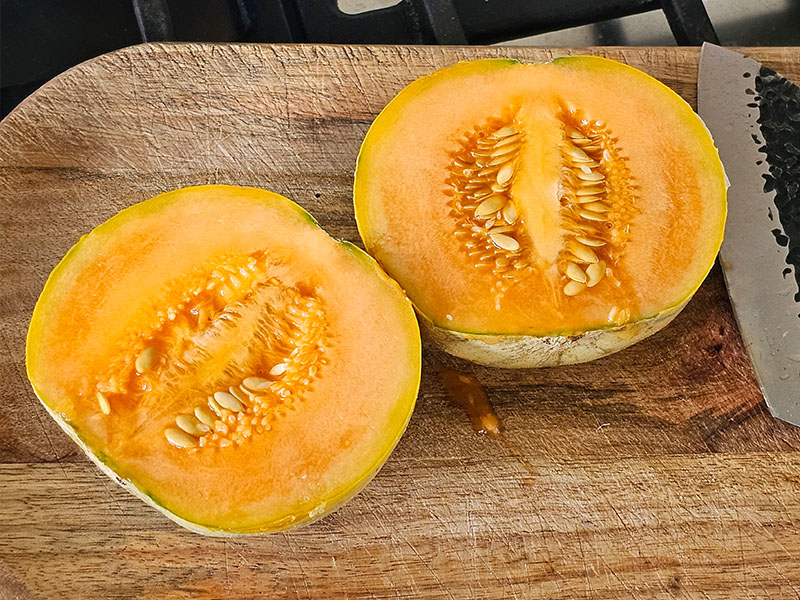 gesneden rijpe meloen charentaismeloen charentais meloenen oogsten aansnijden snijden meloen moestuin