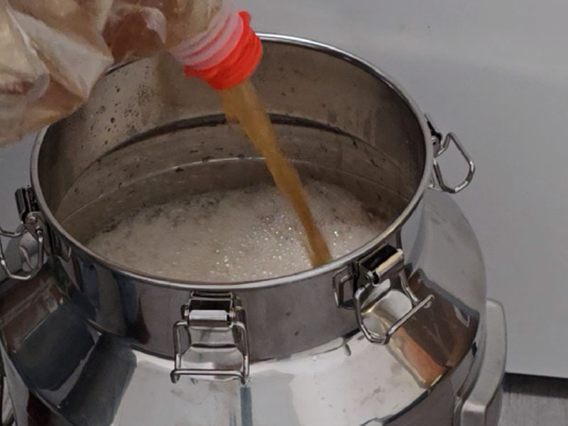 Wort in een roestvrijstalen fermentatievat gieten